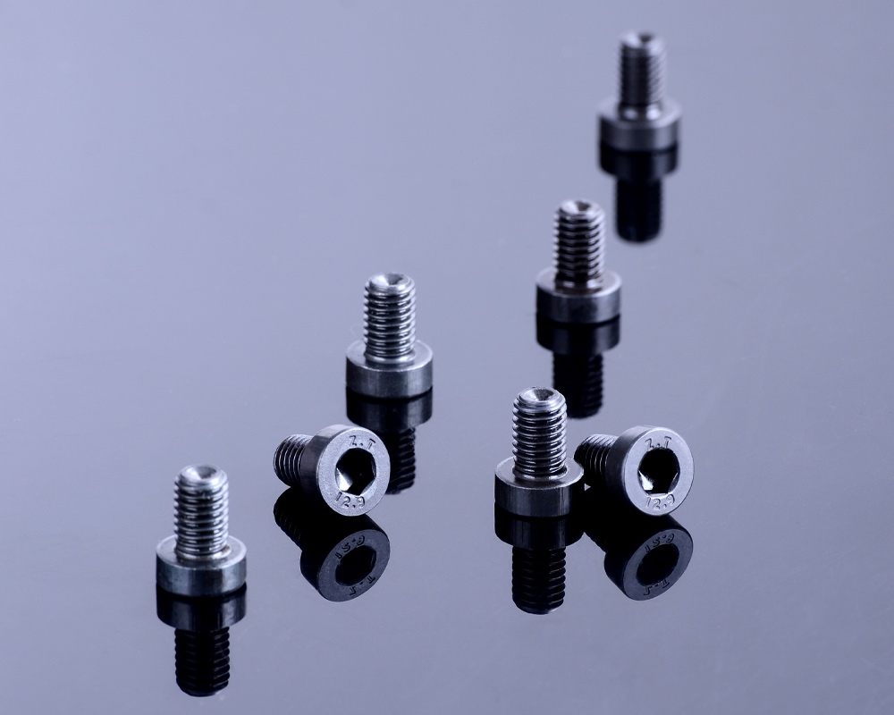 Hexagon socket head cap screws with low head